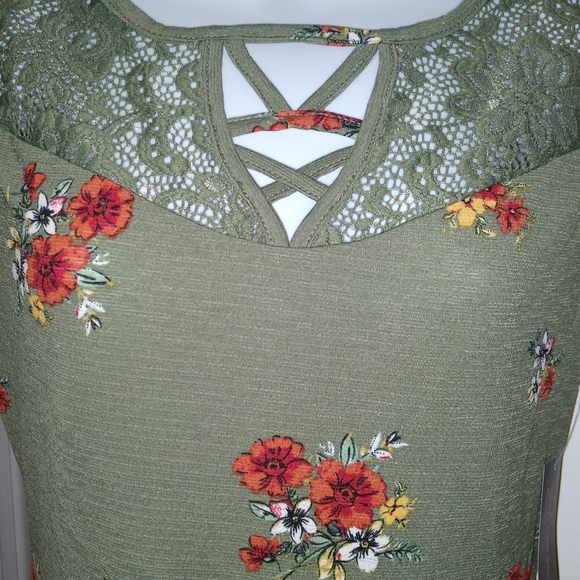 No Boundaries green Lacey floral top - Picture 3 of 6
